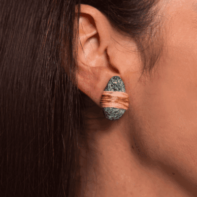 Alternative view of Brinco Raia Verdita – brinco com fucsita, linha rosa e fio de metal dourado