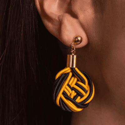 Alternative view of Brinco Fulgê Amarelo – brinco de macramê, formato orgânico e metal dourado
