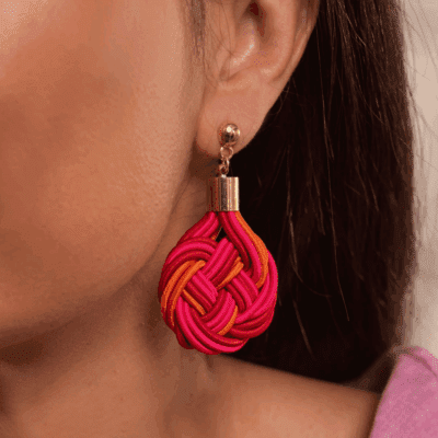 Alternative view of Brinco Fulgê Pink – brinco de macramê, formato orgânico e metal dourado