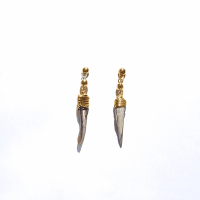 Brinco Nacar - brinco com dente de madrepérola e fio de metal dourado