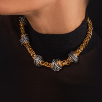 Alternative view of Colar Chic – fios metalizados prata e metal dourado
