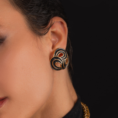 Alternative view of Brinco Mali Preto – metal dourado esmaltado
