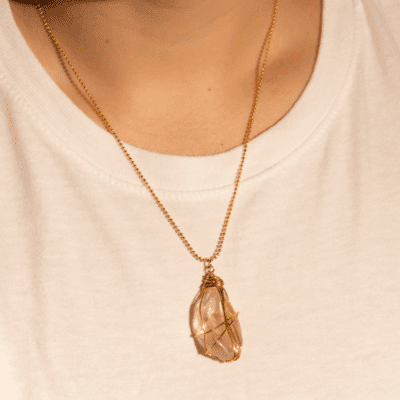 Alternative view of Colar Signo Leão – mini corrente dourada com pedra natural do signo
