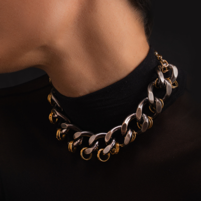 Alternative view of Colar Tendre – metal grafite e dourado