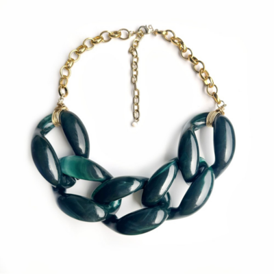 Colar Rivoli Musgo – elos de resina mesclada e metal dourado