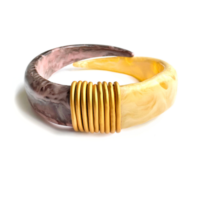 Pulseira Amorette – resina bicolor e fio metalizado