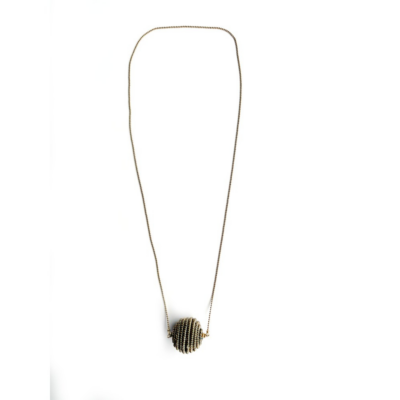 Colar Lac Longo Dourado – esfera metálica e corrente de bolinhas douradas
