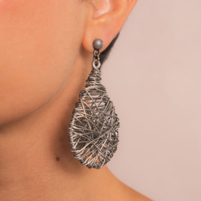 Alternative view of Brinco Gota Prata – brinco aramado em metal prata tipo gota