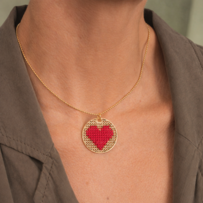 Alternative view of Colar Amour – medalha pontilhada com coração bordado