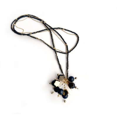 Colar Solène – flores metálicas, miçangas pretas e corrente de metal dourado