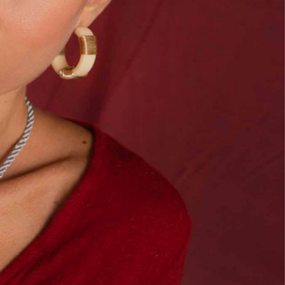 Alternative view of Brinco Rive – argola em resina e fio de metal dourado