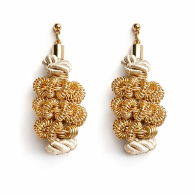 Brinco Éloise Dourado – cordão de São Francisco cru e metal dourado