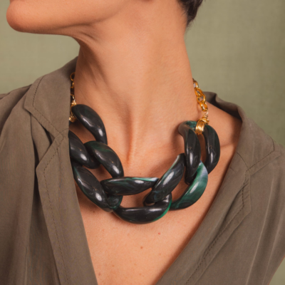 Alternative view of Colar Rivoli Musgo – elos de resina mesclada e metal dourado