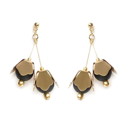 Brinco Solène –  flor em metal dourado, conta preta e bolinha dourada