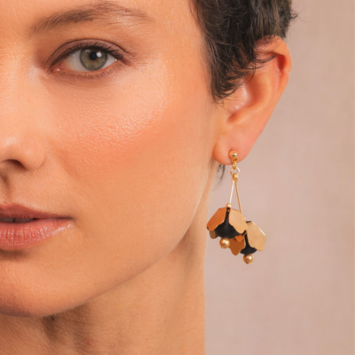 Alternative view of Brinco Solène –  flor em metal dourado, conta preta e bolinha dourada