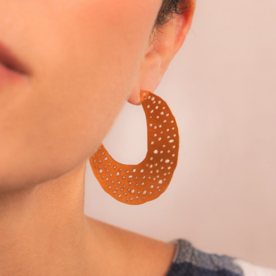Alternative view of Brinco Amélie – argola em chapa de metal dourado com furinhos e design em meia-lua
