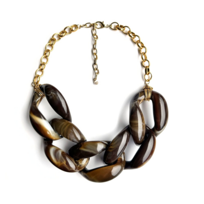 Colar Rivoli Marrom – elos de resina mesclada e metal dourado