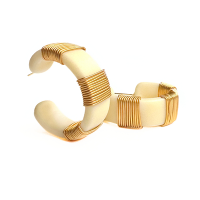 Brinco Rive – argola em resina e fio de metal dourado
