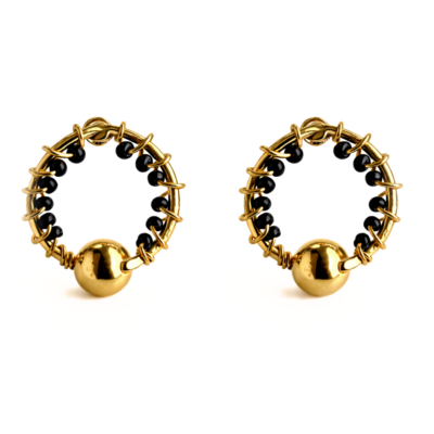 Brinco Dorin – metal dourado e miçangas pretas