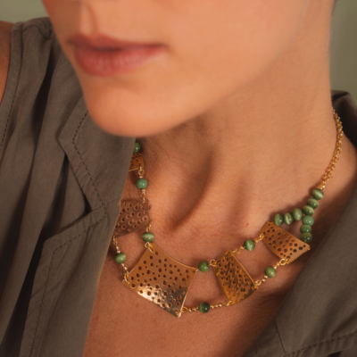 Alternative view of Colar Lumière – metal dourado e contas de vidro verde