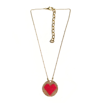 Colar Amour – medalha pontilhada com coração bordado