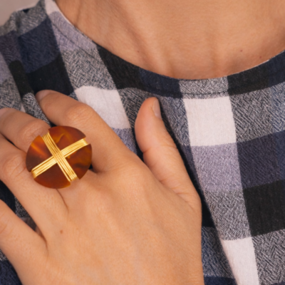 Alternative view of Anel Montre Dourado – peça acrílica e fio de metal dourado