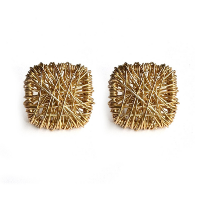 Brinco Aube Dourado – design quadrado trançado à mão