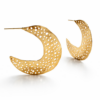 Brinco Amélie – argola em chapa de metal dourado com furinhos e design em meia-lua