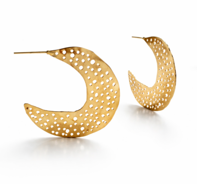 Brinco Amélie – argola em chapa de metal dourado com furinhos e design em meia-lua
