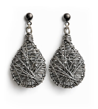 Alternative view of Brinco Gota Prata – brinco aramado em metal prata tipo gota