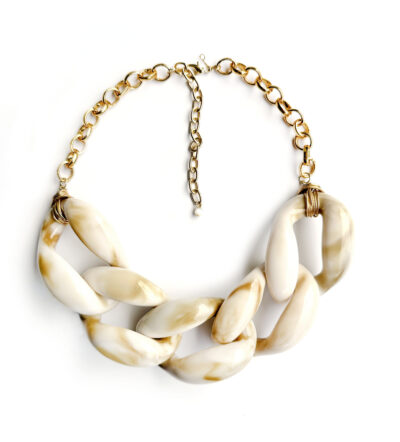 Colar Rivoli Marfim – elos de resina mesclada e metal dourado