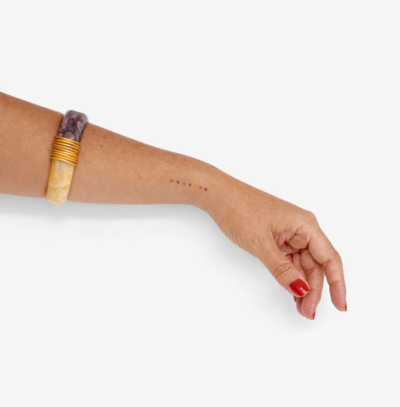 Alternative view of Pulseira Amorette – resina bicolor e fio metalizado