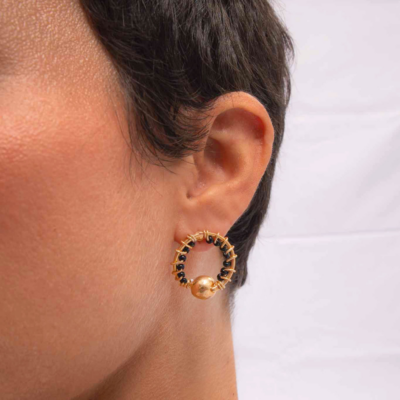 Alternative view of Brinco Dorin – metal dourado e miçangas pretas