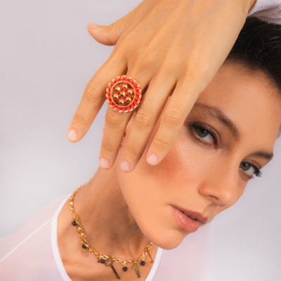 Alternative view of Anel Belle Vermelho – metal dourado com bordado manual