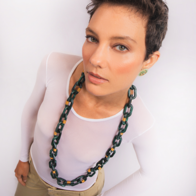 Alternative view of Colar Elodie Longo – resina malaquita e metal dourado
