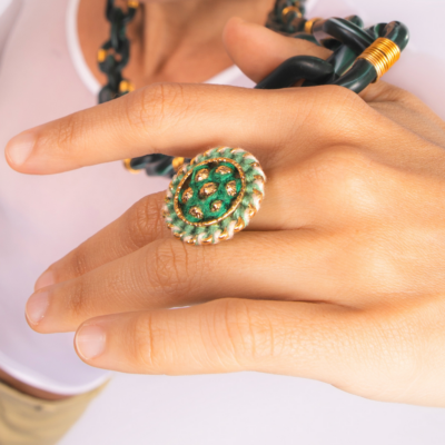 Alternative view of Anel Belle Verde – metal dourado com bordado manual