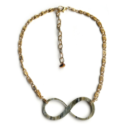 Colar Infinito – acrílico marmorizado e metal dourado
