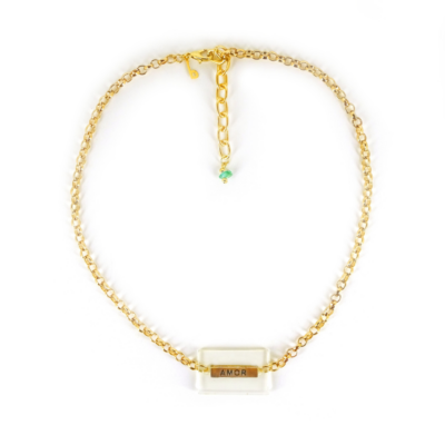 Colar Lumi – resina transparente e metal dourado