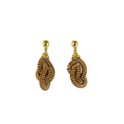 Alternative view of Brinco Serpeio – brinco em fio de cobre e metal dourado