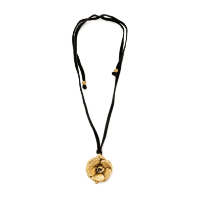 Colar Carmen - colar com fita veludo preta e pingente de flor em metal dourado