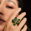 Anel Cravo - anel com acrílico verde e metal dourado em formato de flor