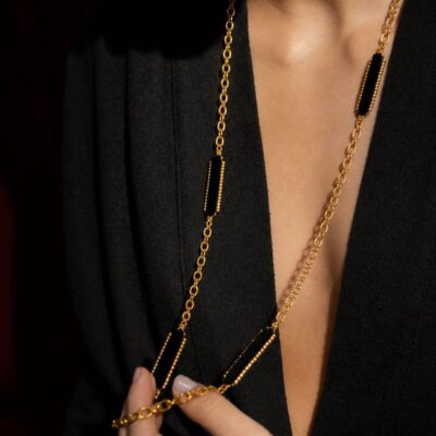 Alternative view of Colar Terciopelo Preto - corrente cadeado dourado, fitas de veludos preto e bolinhas douradas nas pontas