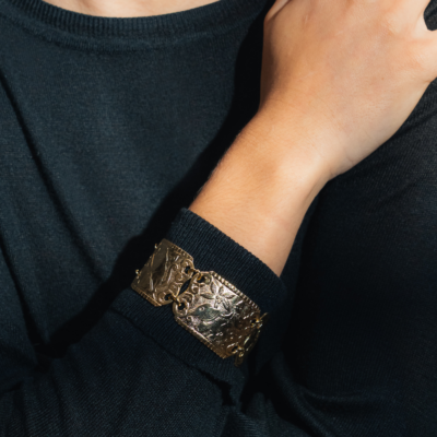 Alternative view of Pulseira Ardor - pulseira composta por quatro placas com desenhos em alto-relevo