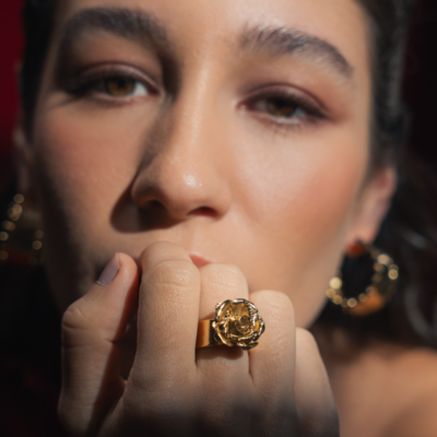 Alternative view of Anel Carmen - anel com flor em metal dourado