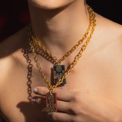 Colar Tarôt  Vermelho - resina fosca vermelha, pingente de metal dourada e corrente cadeado dourado