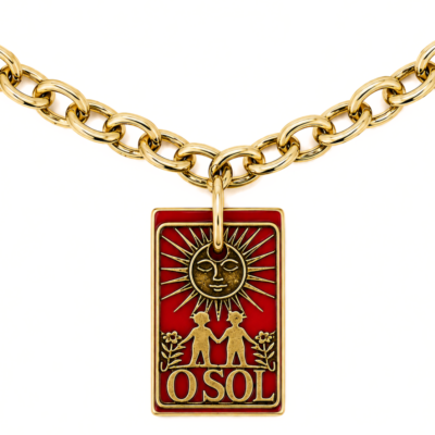 Alternative view of Colar Tarôt  Vermelho - resina fosca vermelha, pingente de metal dourada e corrente cadeado dourado