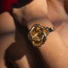 Pulseira Carmen - pulseira rígida de metal dourado com flor em metal dourado