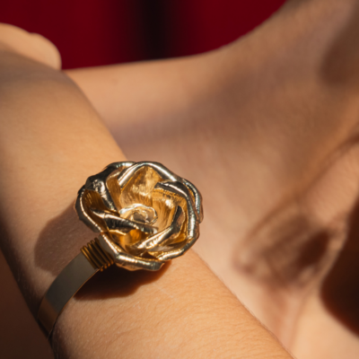 Alternative view of Pulseira Carmen - pulseira rígida de metal dourado com flor em metal dourado