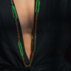 Colar Terciopelo Verde - corrente cadeado dourado, fitas de veludos verdes com bolinhas douradas nas pontas