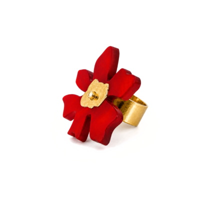 Anel Carmin - anel com acrílico vermelho e metal dourado em formato de flor